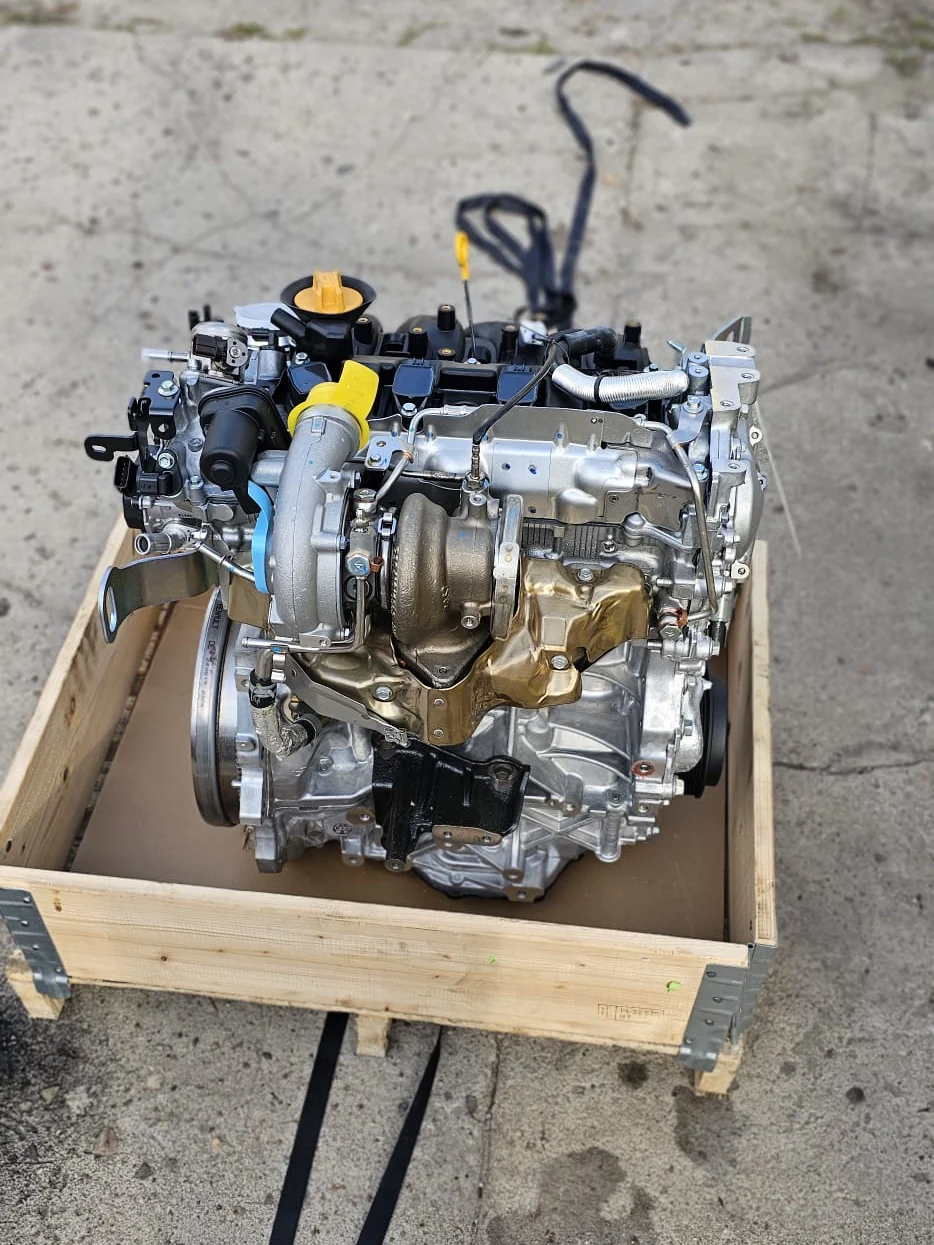 Fabrycznie nowy silnik Renault 1.8 TCe M5P403 od strony turbosprężarki, na palecie przed wysyłką