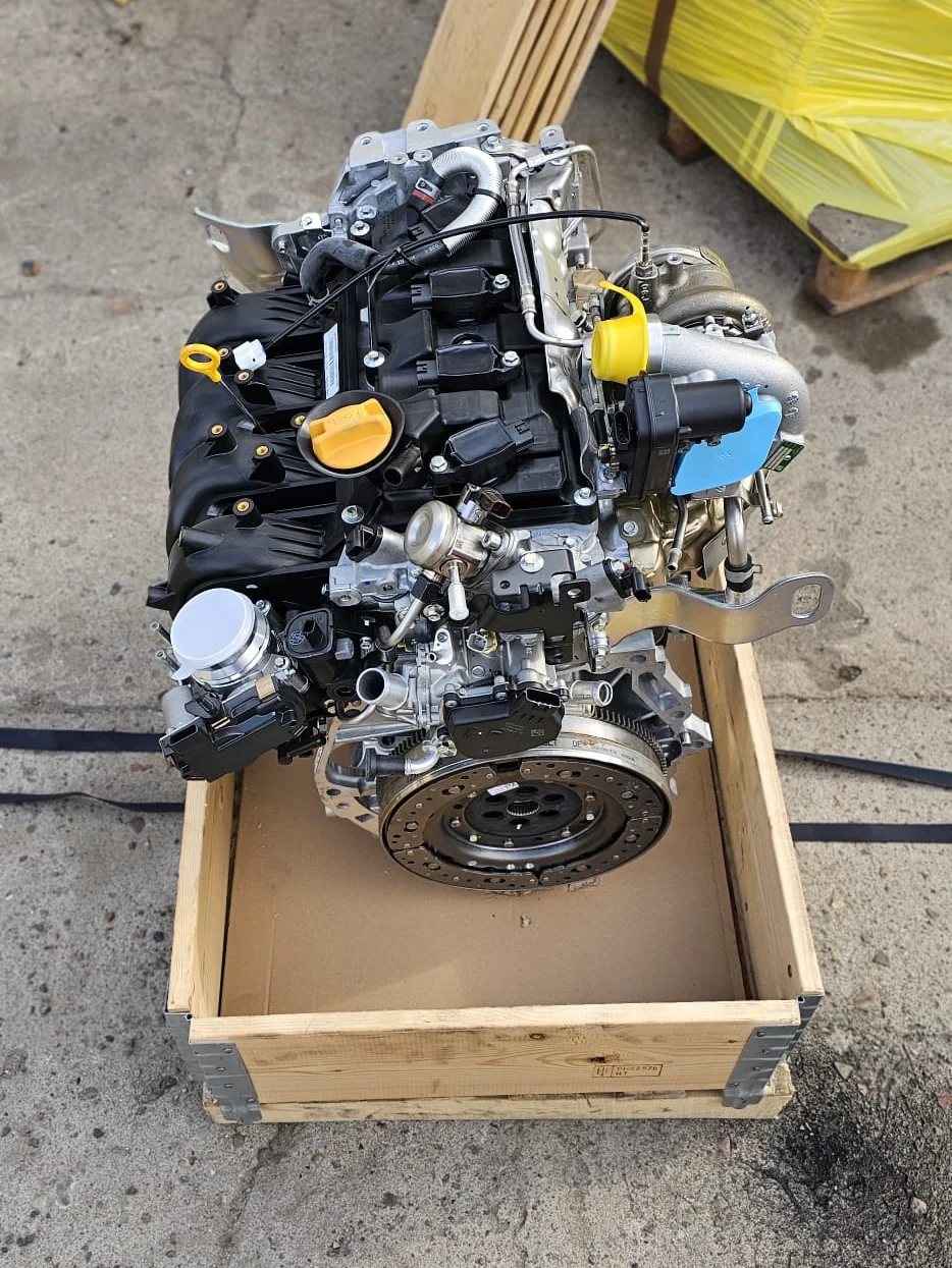 Nowy silnik Renault 1.8 TCe M5P403 od strony koła zamachowego, w drewnianej skrzyni na palecie